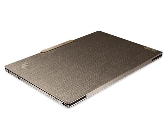 Lenovo ThinkPad Z13 Gen 2 Notebook mit bronzefarbenem Aluminiumgehäuse sowie Flachsfaser auf dem Displaydeckel, Ansicht von oben.