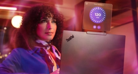 Image d'une minuterie qui flotte au-dessus d'un portable Lenovo ThinkPad X9 alors qu'une femme tape sur le clavier.