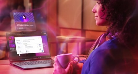 Une alerte de posture s'affiche au-dessus d'un portable Lenovo ThinkPad X9 alors qu'une femme tenant une tasse de café regarde l'écran.