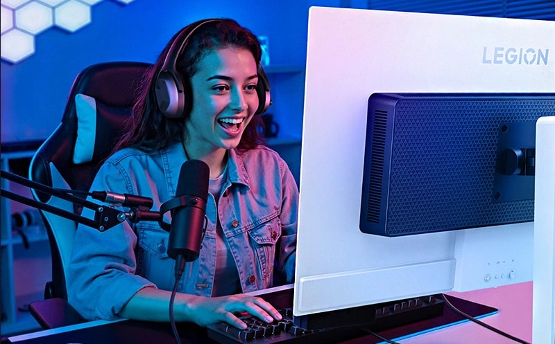 Een meisje gamet op de Lenovo Legion Pro 32UD-10