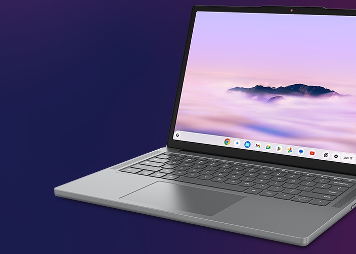 Vorderansicht von rechts eines Lenovo Chromebooks mit geöffnetem Deckel, mit dem Bild eines Berggipfels, der auf dem Display durch Wolken bricht.