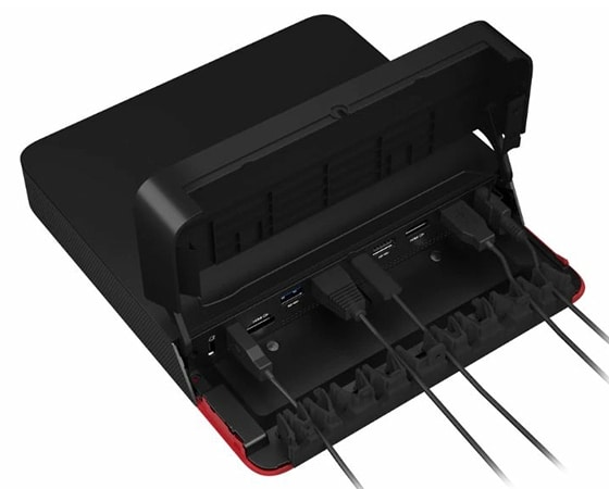 Lenovo ThinkSmart Core-datamaskin sett ovenfra med synlige kabler koblet til porter.