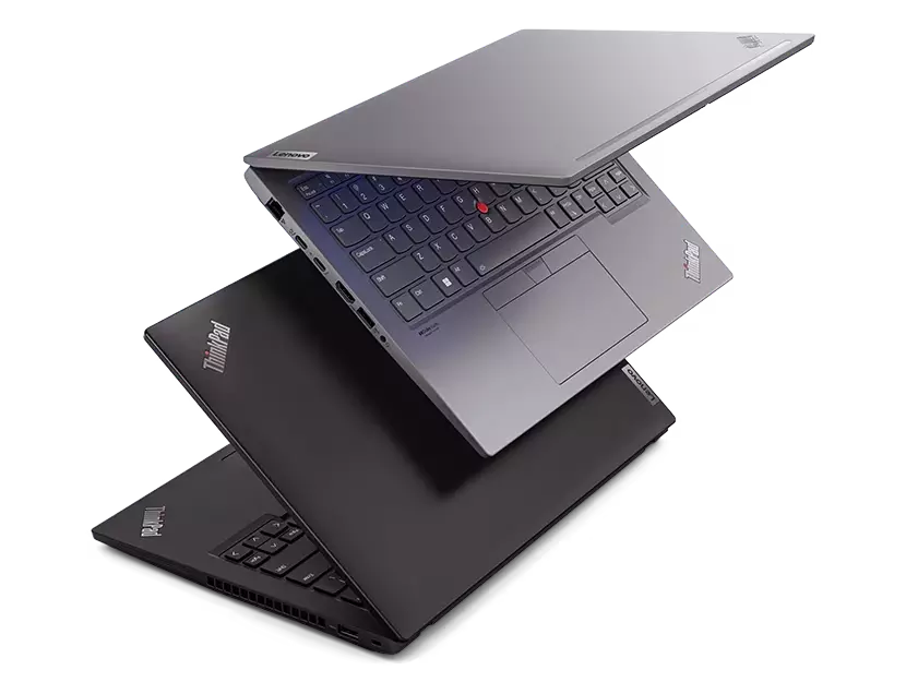 To bærbare Lenovo ThinkPad-computere fra T-serien, der svæver med bagsiderne mod hinanden – en sølvfarvet øverst og en sort nederst.