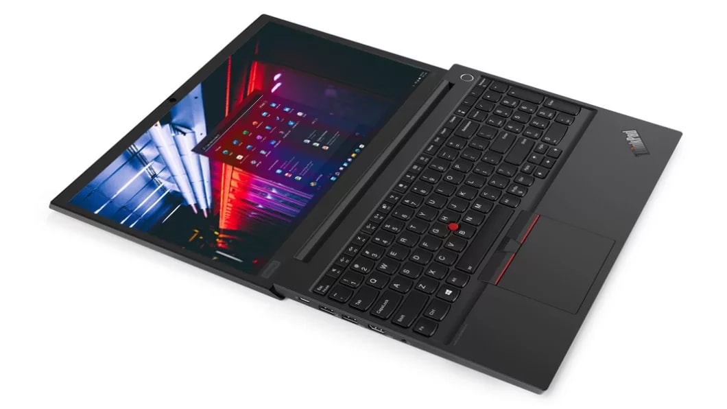 Notebook Lenovo ThinkPad E15 completamente aperto, con vista della tastiera e del touchpad