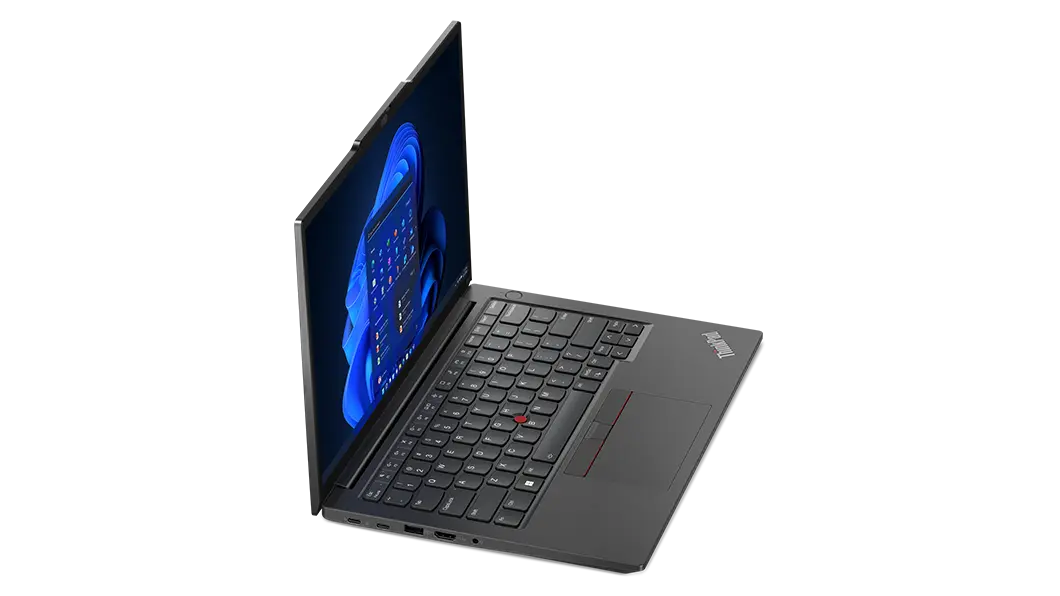 Lenovo ThinkPad E14 Gen 5 (14" AMD) Notebook in Graphite Black – Vorderansicht von links oben mit geöffnetem Deckel und dem Windows 11-Menü auf dem Display