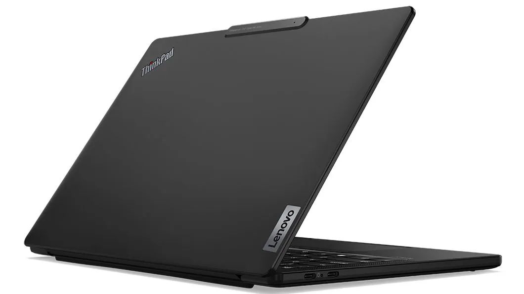 Die Rückseite des Lenovo ThinkPad X13s Notebooks, geöffnet um weniger als 90 Grad geöffnet und mit Anzeige der Anschlüsse auf der linken Seite.