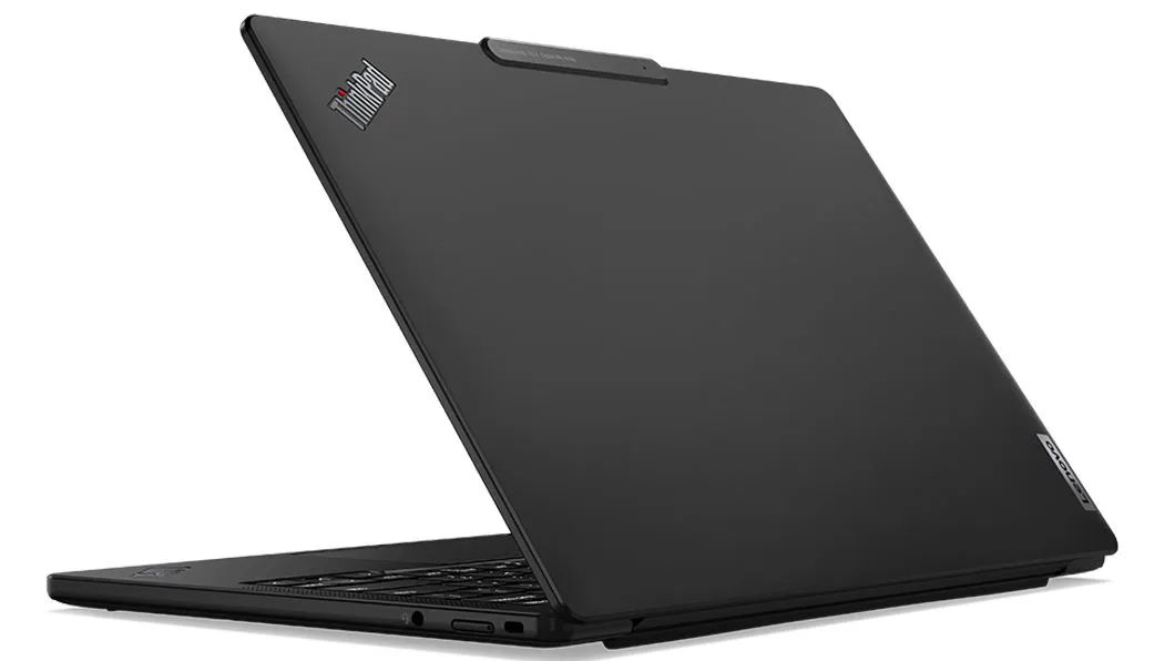 Die Rückseite des Lenovo ThinkPad X13s Notebooks, um weniger als 90 Grad geöffnet und mit Anzeige der Anschlüsse auf der rechten Seite.