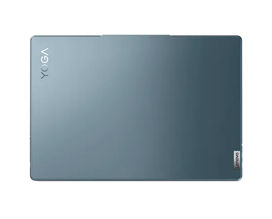 Bovenaanzicht van een gesloten Yoga Slim 7 Gen 8-laptop