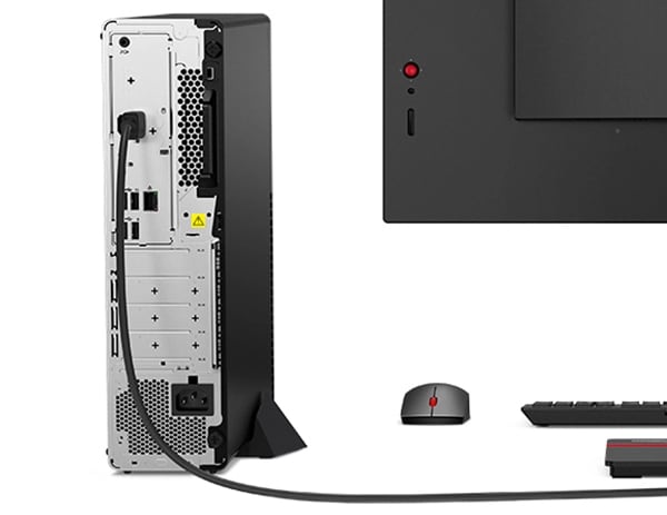 Lenovo ThinkCentre M70s Gen 4 (Intel) SFF-Desktop-PC – Nahaufnahme von hinten mit Teilansichten von Kabel, Monitor, kabelloser Tastatur und kabelloser Maus (Zubehör nicht im Lieferumfang enthalten)