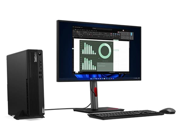 Lenovo ThinkCentre M70s Gen 4 (Intel) SFF-Desktop-PC – Ansicht von schräg vorne links mit Monitor, kabelloser Tastatur und kabelloser Maus (Zubehör nicht im Lieferumfang enthalten)