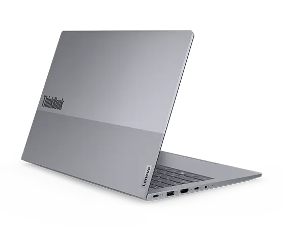 ThinkBook 14 Gen 6-laptop (14" Intel), achteraanzicht vanaf links, scherm gedeeltelijk geopend