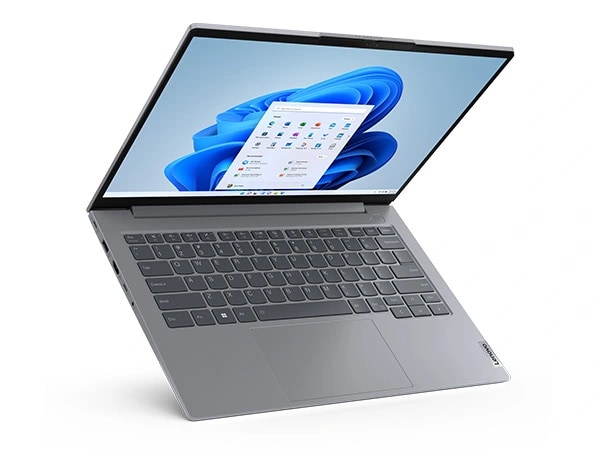 ThinkBook 14 Gen 6 (14″ Intel) Laptop – linke Vorderansicht, nach vorne geneigt, Deckel geöffnet, mit Windows-Menü auf dem Display