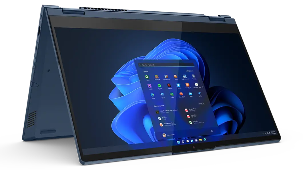 La notebook 2-en-1 ThinkBook 14s Yoga 2da Gen (versión Abyss Blue) se muestra en modo tienda con el lápiz Smart opcional flotando como si se estuviera usando en la pantalla táctil.