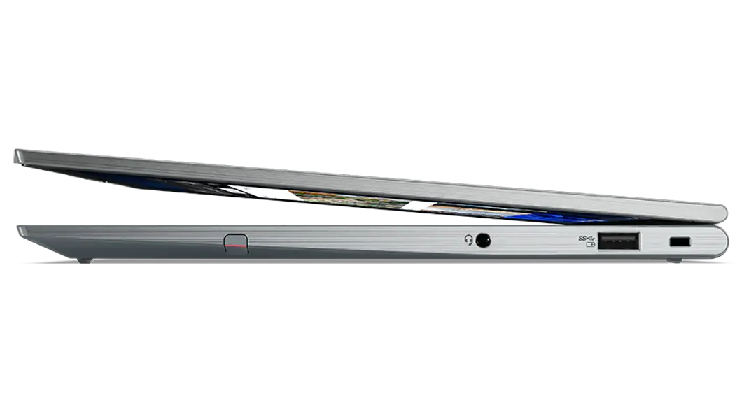 Vista de semiperfil izquierdo de la notebook ThinkPad X1 Yoga Gen 7 (14&quot;, Intel) con la pantalla encendida en modo portátil