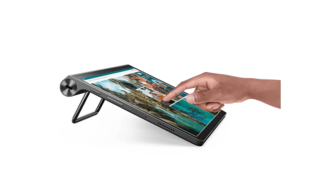 Tablet Lenovo Yoga Tab 11: vista lateral izquierda apoyada con vista parcial de la pantalla y la mano derecha de una persona a punto de tocar una imagen en la pantalla