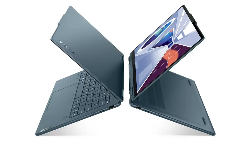 Dos dispositivos Yoga 7 Gen 8 (14'' AMD) mirando en direcciones opuestas, uno en modo portátil y otro en modo tienda