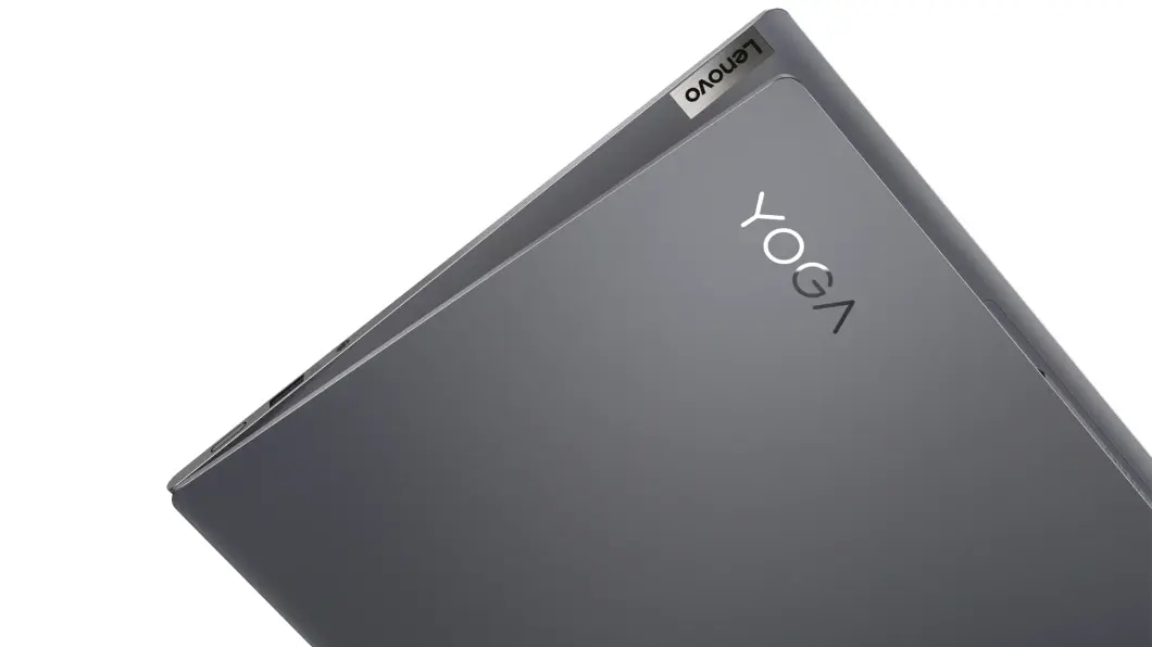 Primer plano del logotipo de Yoga en la Yoga Slim 7 Pro 14” AMD gris pizarra