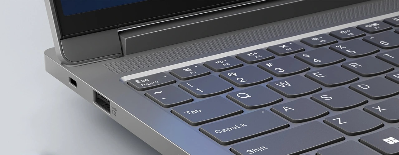 Kurze Nahansicht der linken Seite des Lenovo ThinkBook 16p Gen 5 (16 Zoll Intel) Notebooks, mit Fokus auf die Tastatur und zwei Anschlüsse: Kensington® Nano Security Slot™ und USB-A-Anschluss.