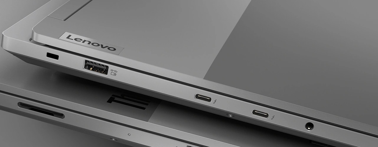Kurze Seitenansicht der beiden Lenovo ThinkBook 16p Gen 5 (16 Zoll Intel) Notebooks übereinander von verschiedenen Seiten mit geschlossenen Deckeln, wobei der Fokus auf die Anschlüsse gerichtet ist.