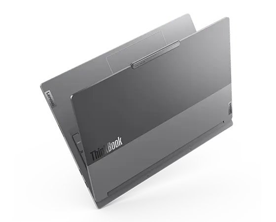 Schrägansicht von rechts hinten des Lenovo ThinkBook 16p Gen 5 Notebooks (16 Zoll Intel) mit im spitzen Winkel geöffneten Deckel und ThinkBook Logo auf dem Deckel.