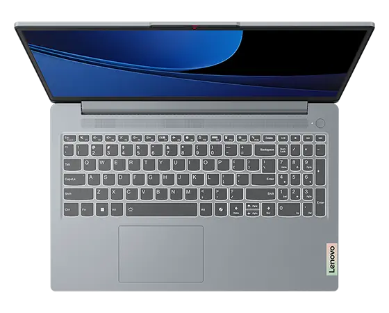 Forside, visning ovenfra av Lenovo IdeaPad Slim 3i Gen 9 14" bærbar PC i Artic Grey med deksel åpnet i bred vinkel og skjerm i standby-modus, med hovedfokus på tastaturet.