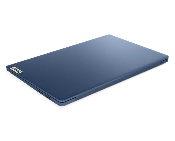 Aperçu du capot supérieur de l'ordinateur portable Lenovo IdeaPad Slim 3i Gen 9 14'' en Abyss Blue avec le couvercle fermé et les ports latéraux droits visibles