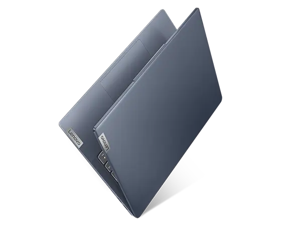 Aperçu de l'IdeaPad Slim Abyss Blue 5 Gen 9 (14 AMD), légèrement ouvert, montrant le capot supérieur