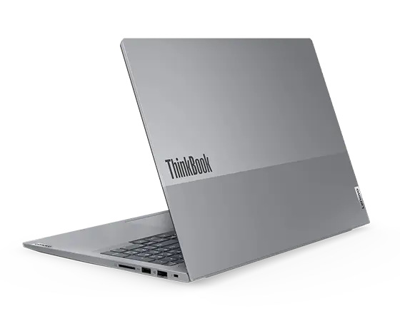 Achterzijde van de Lenovo ThinkBook 16 Gen 7-laptop, geopend, met weergave van de tweekleurige klep en poorten aan de rechterzijde.