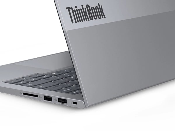 Nahaufnahme der ThinkBook ID auf der zweifarbigen oberen Abdeckung des Lenovo ThinkBook 14 Gen 7 Notebooks sowie die Anschlüsse und Steckplätze auf der rechten Seite.