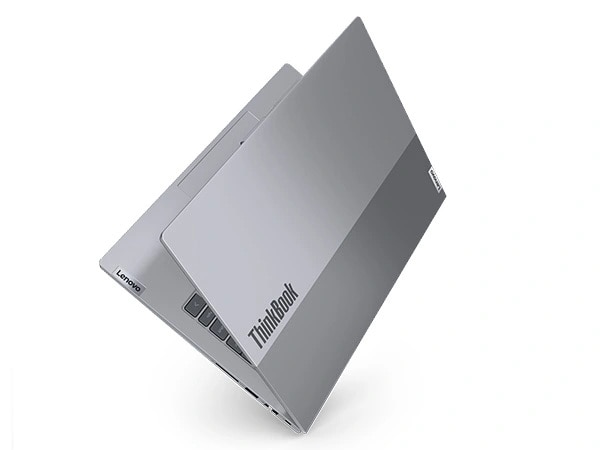 Schwebendes Lenovo ThinkBook 14 Gen 7 Notebook mit fast vollständig geschlossener Abdeckung, auf der vorderen rechten Ecke stehend, um die ThinkBook ID auf der oberen Abdeckung zu zeigen.