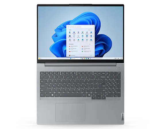 Vorderseite des Lenovo ThinkBook 16 Gen 7 (16'' Intel) Notebooks von oben, 180 Grad geöffnet, Tastatur und Bildschirm im Fokus, Windows 11 Pro Menü auf dem Bildschirm geöffnet.