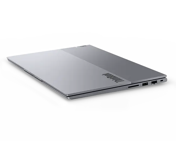 Vista inclinata del laptop Lenovo ThinkBook 14 Gen 7 (14'' Intel) con coperchio chiuso, con dettaglio del coperchio superiore e delle quattro porte visibili.
