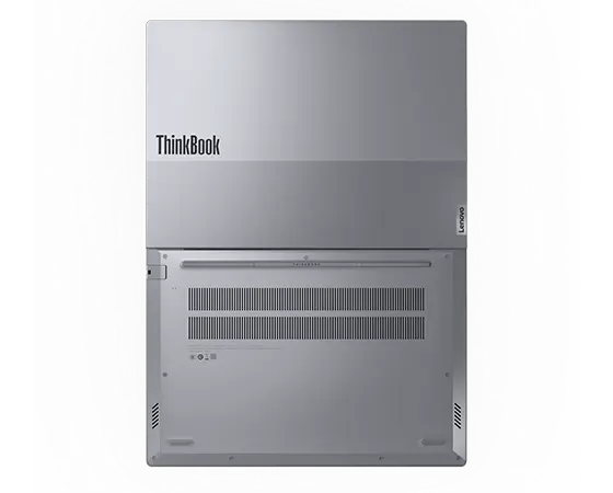 Vista posteriore dall'alto del laptop Lenovo ThinkBook 14 Gen 7 (14'' Intel) aperto a 180 gradi, con dettaglio del coperchio superiore con il logo ThinkBook in evidenza e del coperchio inferiore con le prese d'aria.