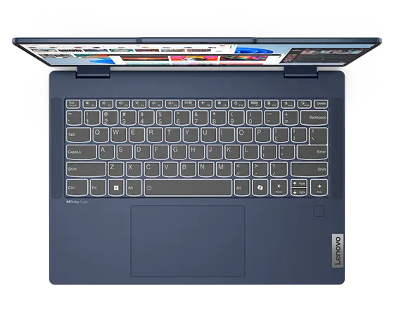 En Lenovo IdeaPad 5 2-i-1 Gen 9 (14'' AMD) bærbar computer i Cosmic Blue set oppefra, åbnet 90 grader, fokus på tastatur og touchpad.