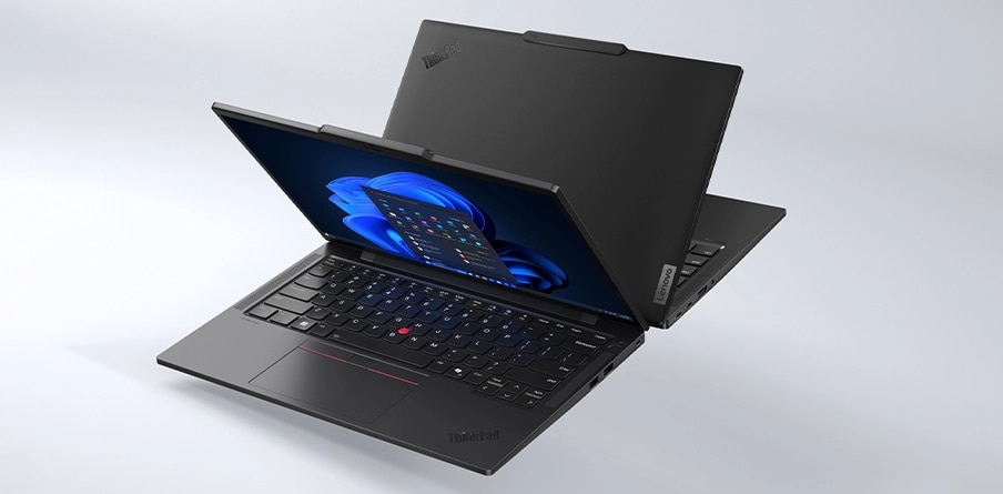 Zwei Lenovo ThinkPad T14s Gen5 (14″ Intel) Eclipse Black Notebooks, im spitzen Winkel geöffnet, Rücken an Rücken, wobei eines von rechts vorne mit einem Windows 11 Pro Menü auf dem Bildschirm zu sehen ist.