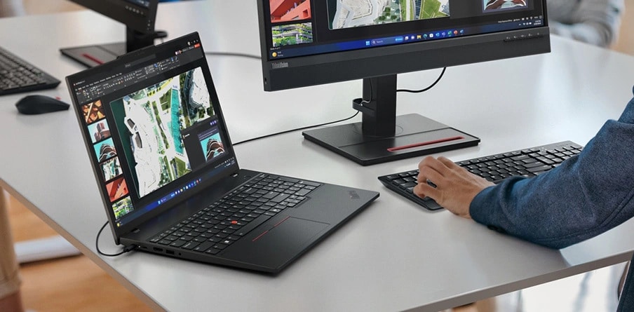 Lenovo ThinkPad T16 Gen 3 (16'' Intel) Notebook – auf einem Schreibtisch mit einem Lenovo Monitor und einer kabellosen Tastatur/Maus