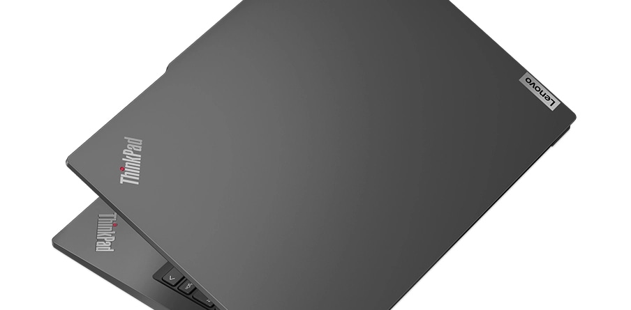 ThinkPad E14 Gen 6 (14'' AMD) Notebook – von rechts oben und hinten, auf die rechte hintere Ecke gekippt, Deckel leicht geöffnet