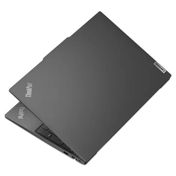 Lenovo ThinkPad E16 Gen 2 (16'' AMD) -kannettava – näkymä oikealta ylhäältä, kansi hieman auki.