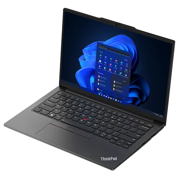Ordinateur portable Lenovo ThinkPad E14 Gen 5 (14" AMD) en Arctic Grey – vue avant droite et de dessus, capot ouvert, avec le menu Windows 11 à l’écran