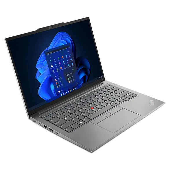 ThinkPad E14 Gen 5 (14” Intel) Notebook in Arctic Grey, Vorderansicht von links aus leicht erhöhter Position, mit geöffnetem Deckel und Windows 11 Startmenü auf dem Display