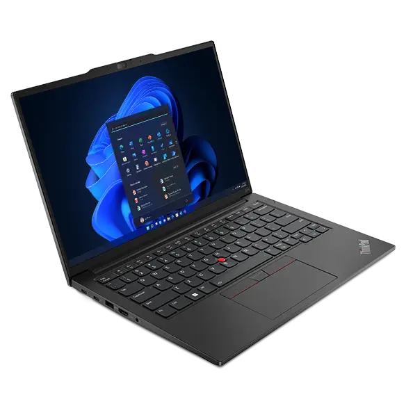 ThinkPad E14 Gen 5 (14” Intel) Notebook, Vorderansicht von links, mit geöffnetem Deckel und Windows 11 Startmenü auf dem Display