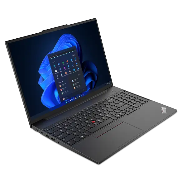 Lenovo ThinkPad E16 Gen 2 (16'' AMD) -kannettava – näkymä edestä vasemmalta ja ylhäältä, kansi auki, Windows-valikko näytössä.