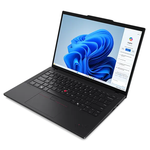 Framsida, höger vy av Lenovo ThinkPad T14 5:e generationen (14" AMD) Eclipse Black bärbar dator med lock öppnat i vidvinkel, fokus på tangentbordet och skärmen med Windows Copilot-menyn öppnad till höger på skärmen.