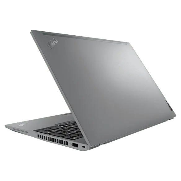 Achteraanzicht van de Lenovo ThinkPad P16s Gen 2-laptop (16″ Intel), onder een hoek, iets geopend, met weergave van de bovenklep en een deel van het toetsenbord