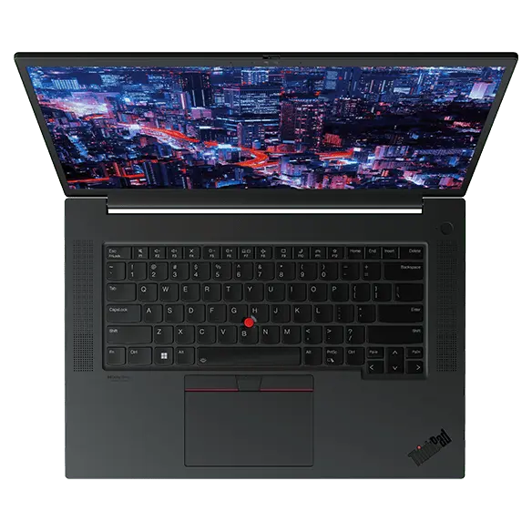Vue de dessus de l’avant de la station de travail mobile Lenovo ThinkPad P1 Gen 6 (16" Intel) ouverte, montrant le clavier complet et l’écran affichant une image de gratte-ciel la nuit