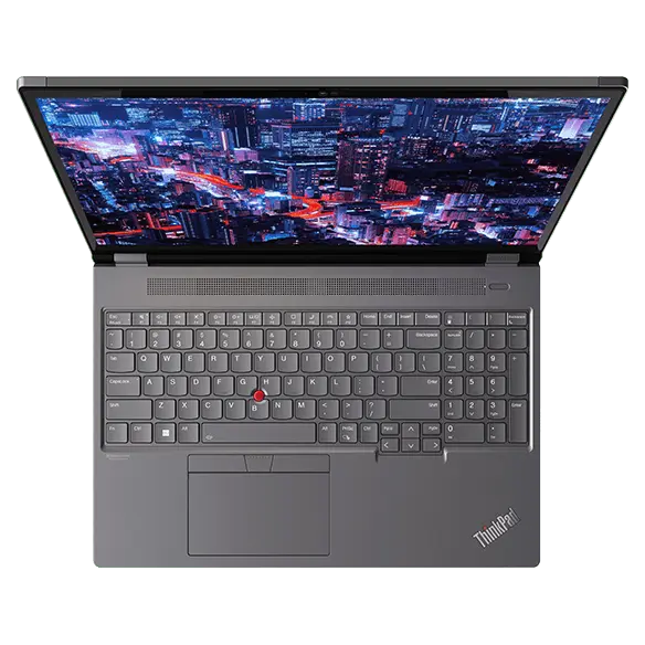 Lenovo ThinkPad P16 Gen 2 (16″ Intel) Notebook, Ansicht von oben, geöffnet, mit Blick auf das Display, das Wolkenkratzer bei Nacht zeigt, und die Tastatur