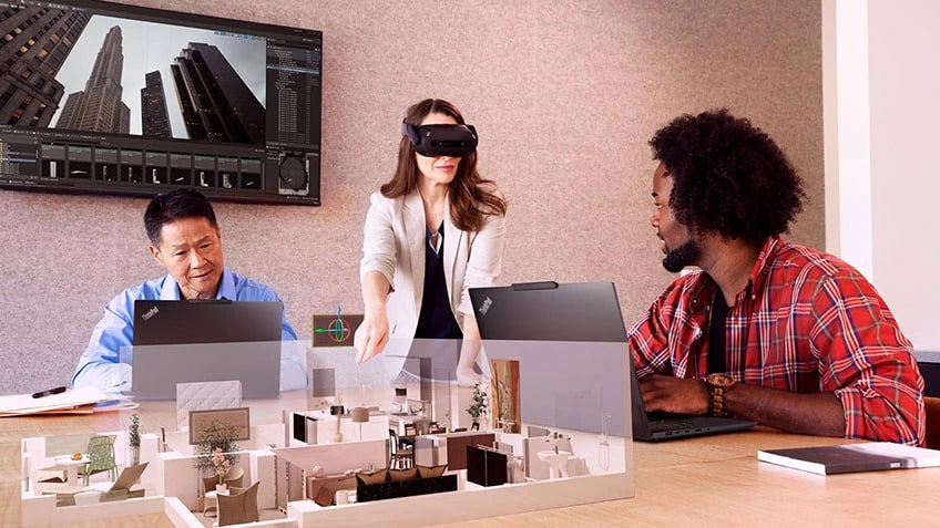 Trois personnes réunies dans une salle de conférence et une femme expérimentant l’aménagement d’une maison avec un casque de réalité virtuelle