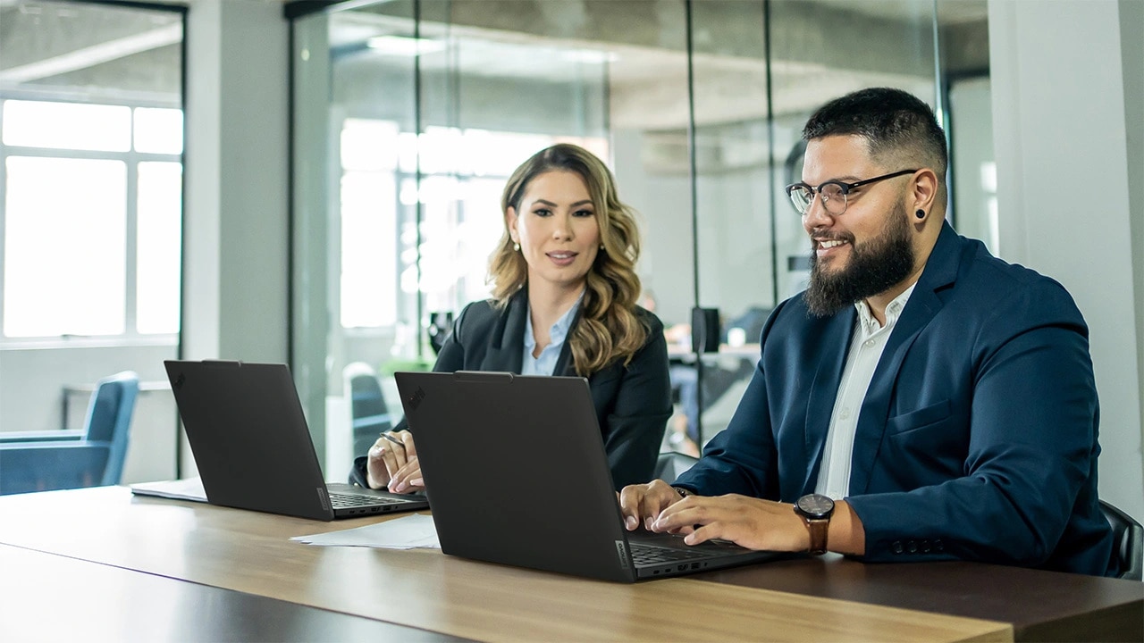 The 14 inch display makes collaboration easy on the Lenovo ThinkPad T14 Gen 6 laptop.