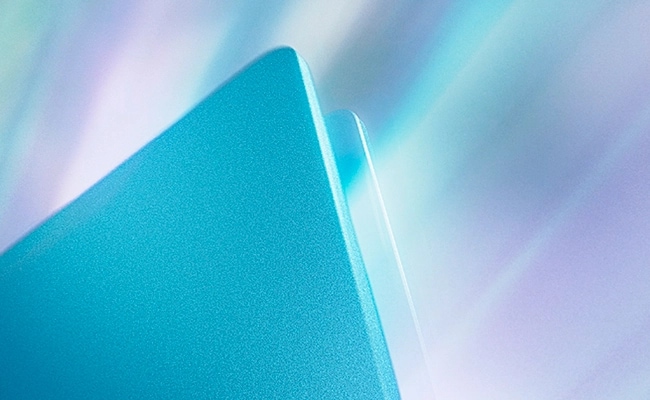 Gros plan extrême du coin d’un portable Lenovo presque fermé.