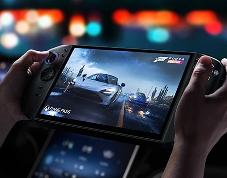 A user plays a game on the Lenovo Legion Go Gen 2 (8.8”) in handheld mode. מחשב גיימינג נייד Legion Go Gen 2 8AHP2 83N1000YIV מבית Lenovo